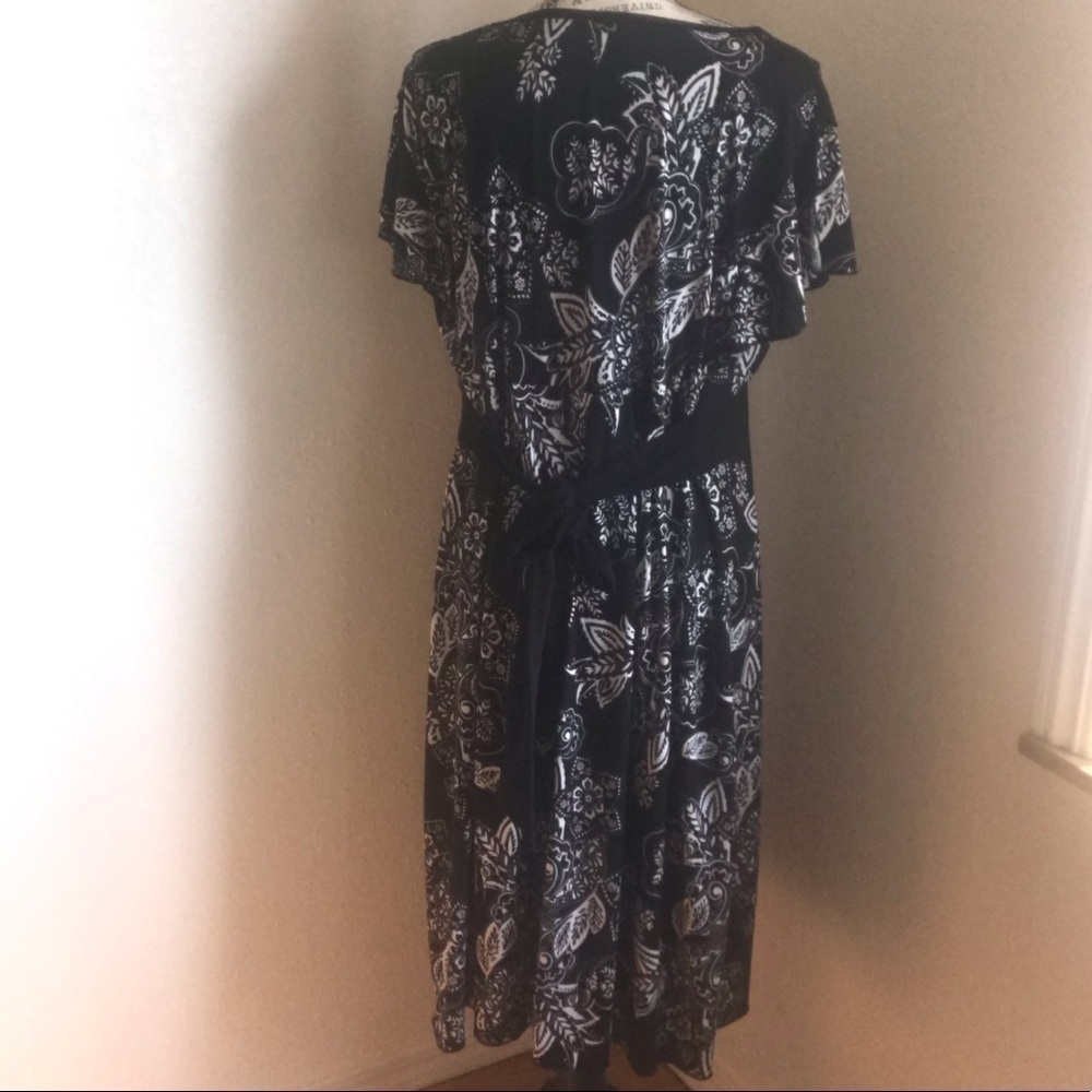 Plus size black & white floral Dress - Picture 4 of 6